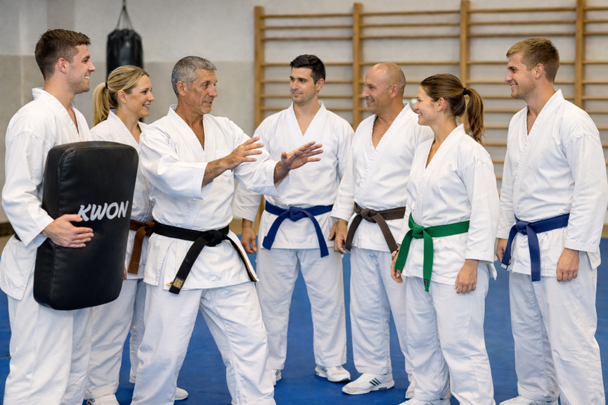 Trainingsfoto einer Gruppe erwachsener Kampfsportler